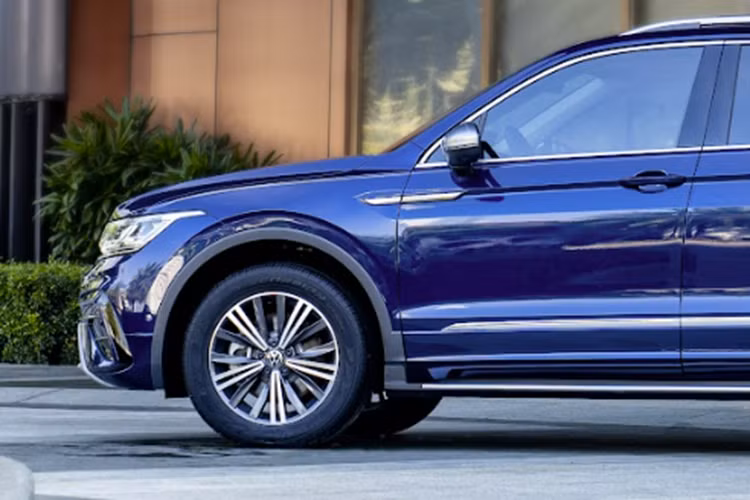 Màn hình giải trí đa chức năng MIB 3 – 8 inch, điều khiển cảm ứng, điều khiển cử chỉ Gesture Control, kết nối App-Connect, (Apple Carplay và Android Auto), Bluetooth, USB (Type C). Điều hoà tự động 3 vùng nhiệt độ, điều khiển cảm ứng và có chức năng lọc không khí.