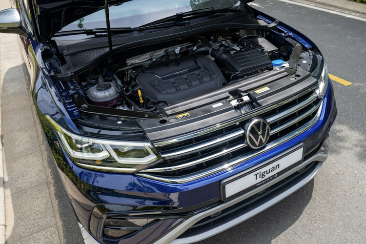 Tiguan có vô lăng thiết kế mới, ghế da Vienna có lỗ thông hơi. Cần số thiết kế mới hiển thị bằng đèn LED sang trọng và tinh tế. Khoang hành lý có không gian linh hoạt từ 230 lít và có thể mở rộng lên đến 1775 lít cung cấp khả năng đủ lớn cho mọi chuyến hành trình.