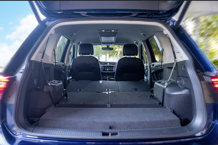 Mâm xe 18 inch đi cùng với Lốp xe Pirelli phù hợp với đa dạng địa hình. Không gian nội thất 7 chỗ ngồi với các đường nét thiết kế gọn gàng, sắc sảo. Màu sắc trang nhã, kết hợp Ambient Light 30 màu mang lại không gian tiện nghi, sang trọng và thoải mái cho người sử dụng.