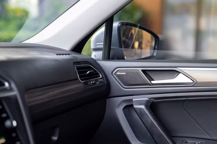 Xe vẫn duy trì loạt tính năng an toàn gồm: Hệ thống kiểm soát cự ly đỗ xe PDC, Hệ thống cân bằng điện tử ESC, Hệ thống chống trượt khi tăng tốc ASR, Hỗ trợ trả lái thông minh DSR, Cảnh báo áp suất lốp TPMS, Hệ thống cảnh báo mất tập trung, Khoá vi sai điện tử EDL, Hệ thống kiểm soát hành trình Cruise Control,Chức năng giới hạn tốc độ Speed Limit.