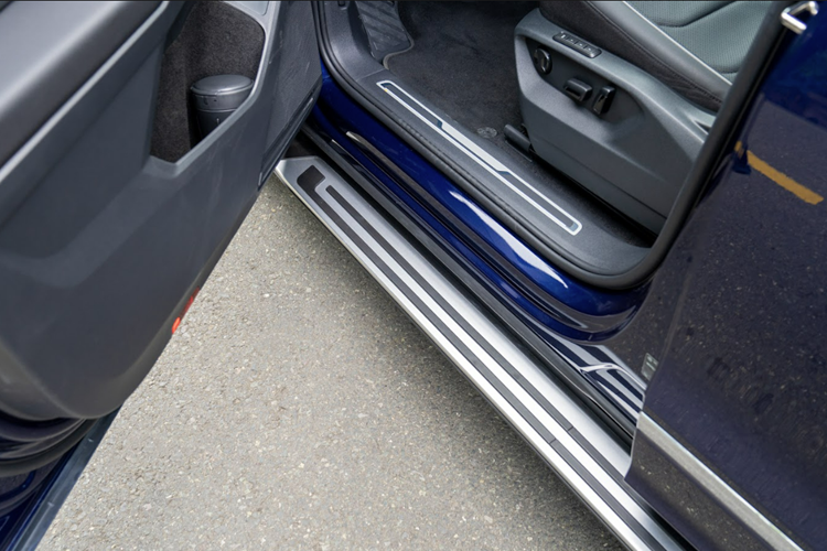 Diện mạo trên Volkswagen Tiguan vẫn nổi bật với hệ thống đèn IQ.LIGHT với 2 thấu kính Projector và đèn ban ngày viền phía dưới. Có các chức năng mở rộng góc chiếu khi vào cua, điều chỉnh khoảng chiếu sáng và hỗ trợ thời tiết xấu. Dấu ấn đổi mới ấn tượng nằm ở biểu tượng chữ C viền đen mạnh mẽ tại cản trước.