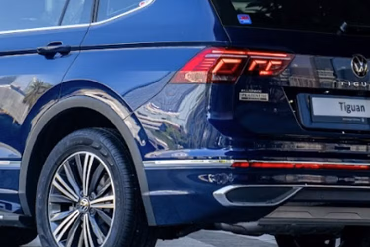 Đóng mở cốp thông minh đảm bảo sự tiện lợi tối đa với các thao tác đá đóng, mở cốp. Động cơ Volkswagen Tiguan 2024 là cỗ xăng tăng áp TSI 2.0L, cho công suất tối đa 180 mã lực, mô-men xoắn cực đại 320 Nm.