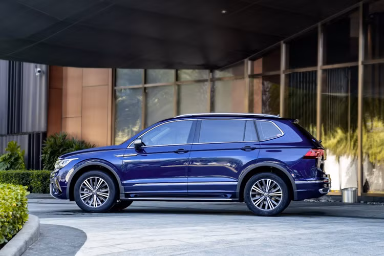 Ngoại hình xe ấn tượng hơn nhờ bệ bước chân cố định, giúp việc lên xuống xe dễ dàng, camera toàn cảnh Area View, trang bị 4 camera xung quanh xe, hỗ trợ quan sát, lùi, đỗ xe và giúp lái xe tự tin, an toàn hơn.