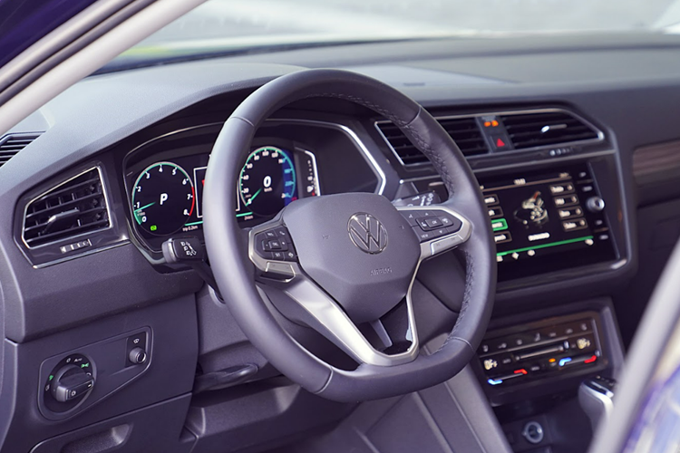 Đồng thời, chiếc xe SUV Volkswagen Tiguan Platinum 2024 này còn có thêm hệ thống cảnh báo điểm mù, hỗ trợ cảnh báo có phương tiện phía sau giúp người lái an tâm khi chuyển làn đường.