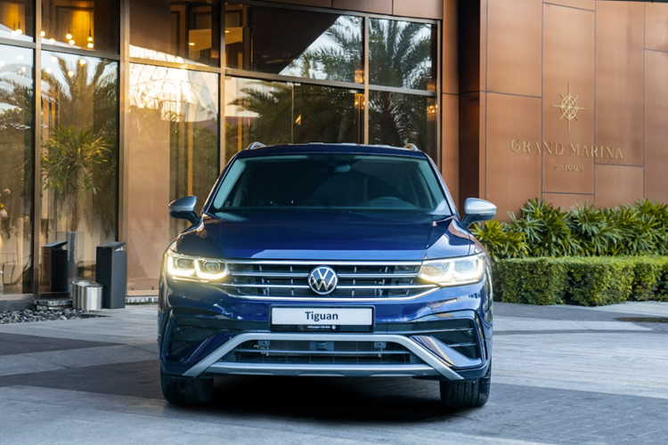 Trong lần nâng cấp này, Volkswagen Tiguan Platinum 2024 mới có thêm hệ thống âm thanh cao cấp Dynaudio – thương hiệu loa thủ công hàng đầu thế giới có xuất xứ từ Đan Mạch. Dynaudio là đối tác chính thức chuyên cung cấp hệ thống âm thanh cho các dòng xe cao cấp của Volkswagen.