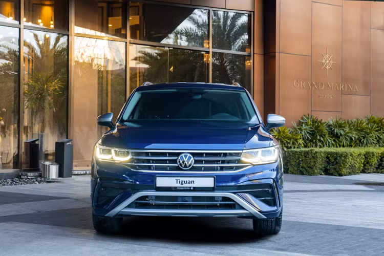 Trong lần nâng cấp này, Volkswagen Tiguan Platinum 2024 mới có thêm hệ thống âm thanh cao cấp Dynaudio – thương hiệu loa thủ công hàng đầu thế giới có xuất xứ từ Đan Mạch. Dynaudio là đối tác chính thức chuyên cung cấp hệ thống âm thanh cho các dòng xe cao cấp của Volkswagen.