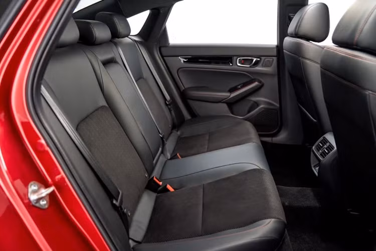 Tại Thái Lan, Civic 2025 có 2 tùy chọn động cơ. Thứ nhất là động cơ xăng 4 xi-lanh, tăng áp, dung tích 1.5L với công suất tối đa 178 mã lực và mô-men xoắn cực đại 240 Nm, hộp số CVT.