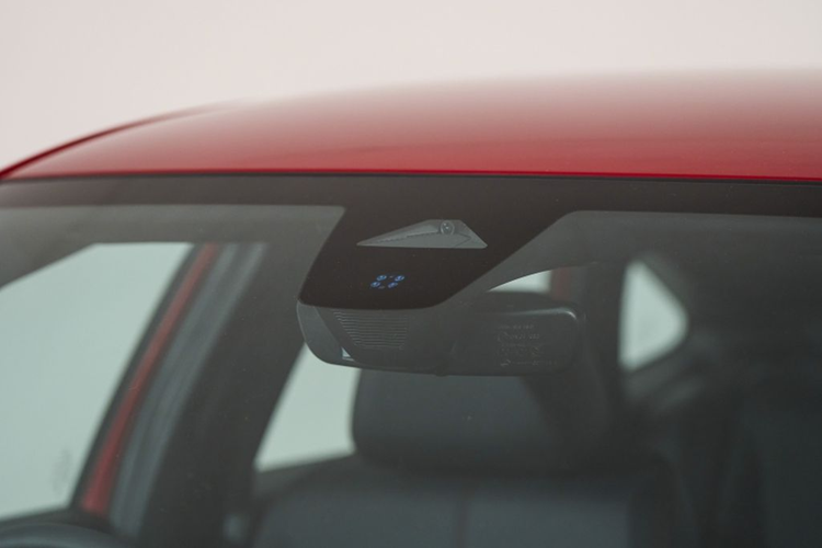 Bên trong cabin, Honda Civic 2025 không có quá nhiều khác biệt so với phiên bản trước. Tuy nhiên, xe được nâng cấp đáng kể về công nghệ. Nổi bật nhất là màn hình thông tin giải trí kích cỡ tăng lên 9 inch, dùng phần mềm do Google phát triển, tích hợp sẵn các tiện ích của Google như bản đồ, trợ lý ảo hay cửa hàng ứng dụng.