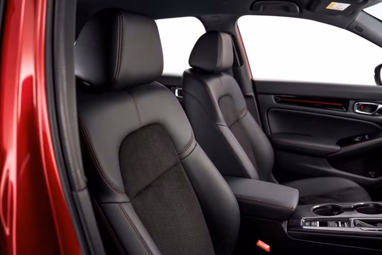 Ngoài ra, xe còn sở hữu ghế ngồi bọc da cao cấp, cổng USB-C, đế sạc không dây và dàn âm thanh nổi 12 loa. Hệ thống công nghệ an toàn được bổ sung tính năng mới là giám sát điểm mù và cảnh báo phương tiện cắt ngang phía sau.