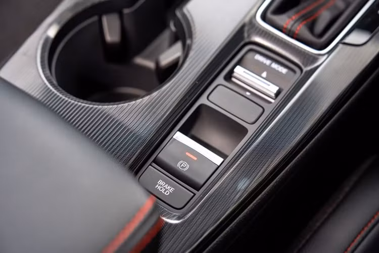 Honda Civic 2025 là phiên bản nâng cấp giữa vòng đời, do đó xe được nâng cấp nhẹ về thiết kế với cản trước thể thao hơn, lưới tản nhiệt mở rộng và cụm đèn hậu tối màu. Xe có 4 màu sơn mới, bao gồm Bạc Solar Silver Metallic, Xám Urban Gray Pearl, Xanh Blue Lagoon Pearl và Trắng Sand Dune Pearl.