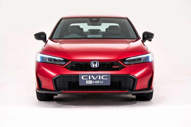 Mãi đến nay, giá xe Honda Civic 2025 đã chính thức công bố tại xứ sở chùa Vàng, lần lượt tương ứng: 1,039 triệu baht (khoảng 765,5 triệu đồng), 1,099 triệu baht (khoảng 809,7 triệu đồng), 1,239 triệu baht (tương đương 912,8 triệu đồng).