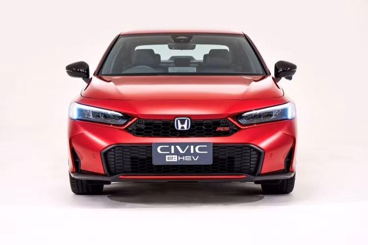 Mãi đến nay, giá xe Honda Civic 2025 đã chính thức công bố tại xứ sở chùa Vàng, lần lượt tương ứng: 1,039 triệu baht (khoảng 765,5 triệu đồng), 1,099 triệu baht (khoảng 809,7 triệu đồng), 1,239 triệu baht (tương đương 912,8 triệu đồng).