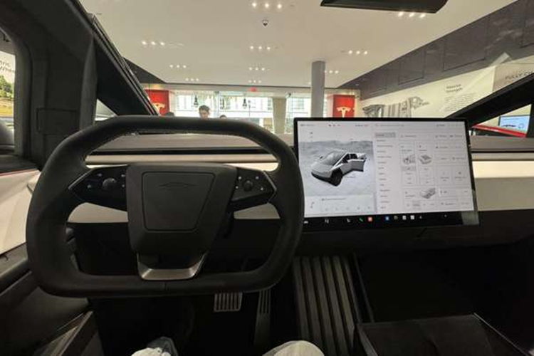 Phiên bản ba động cơ sẽ có giá 99.990 USD (2,43 tỷ VNĐ), tạo ra công suất 845 mã lực và có phạm vi hoạt động khoảng 514 km. Tất cả các phiên bản của Cybertruck đều có hệ thống treo khí nén có thể điều chỉnh, nâng lên hoặc hạ xuống khi đang di chuyển và cung cấp khoảng sáng gầm xe lên tới 431 mm.