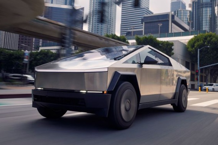 Chiếc xe tải, được làm bằng thép không gỉ sáng bóng và được tạo hình thành những mặt phẳng, một phần được lấy cảm hứng từ chiếc ô tô biến thành tàu ngầm trong bộ phim năm 1977 của tài tử James Bond - "The Spy Who Loved Me".