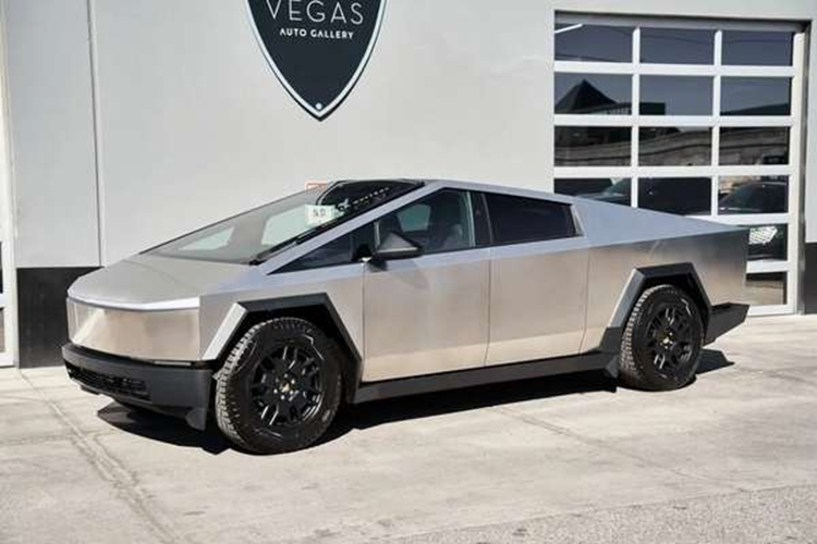 Theo CEO Elon Musk, thân thép cứng của Cybertruck có khả năng chống đạn và cửa sổ của nó có khả năng “chống đá”. Vị CEO cho biết, mẫu bán tải này có thể kéo từ 3,4 tấn đến 6,8 tấn tùy công suất.