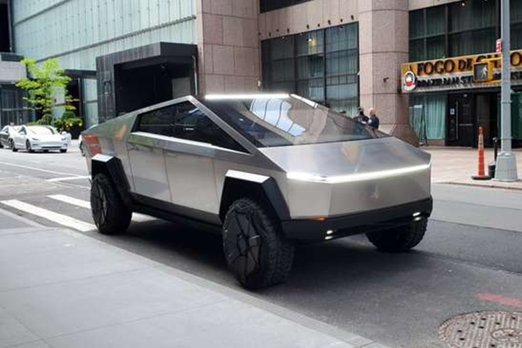 Trong tương lai, đại diện hãng xe Tesla hứa hẹn sẽ nâng cấp dung lượng pin mang lại cho xe khả năng vận hành ấn tượng lên đến 760 km. Tuy nhiên, nếu bổ sung thêm pin ở thùng hàng phía sau, xe sẽ không còn là bán tải nữa.