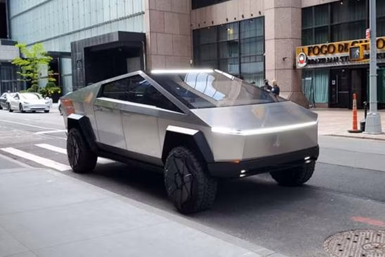 Trong tương lai, đại diện hãng xe Tesla hứa hẹn sẽ nâng cấp dung lượng pin mang lại cho xe khả năng vận hành ấn tượng lên đến 760 km. Tuy nhiên, nếu bổ sung thêm pin ở thùng hàng phía sau, xe sẽ không còn là bán tải nữa.