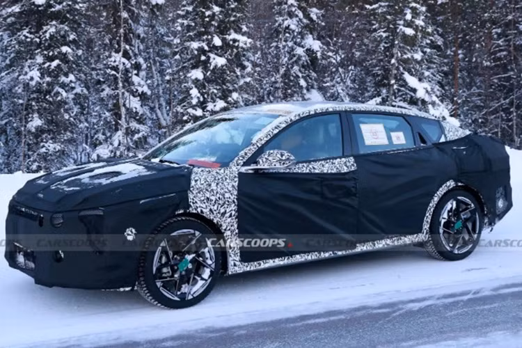 Theo hình ảnh chạy thử, mẫu sedan Kia K4 thế hệ mới sở hữu bộ tách gió mới phía đầu xe, cùng kiểu đèn mảnh thẳng đứng, đặc biệt dải LED giống trên Sorento và Picanto (Morning) mới. Lưới tản nhiệt dường như nới rộng hơn.