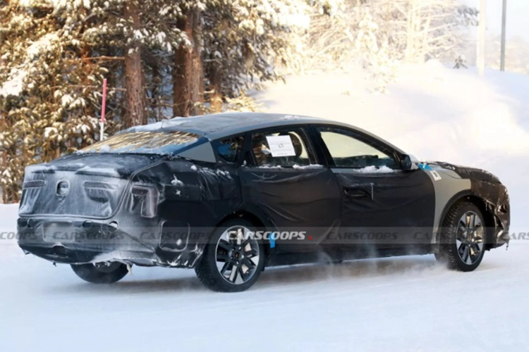 Tại cụm điều khiển trung tâm còn xuất hiện cần số truyền thống khổ lớn. Hiện thông tin về hệ truyền động của K4 vẫn được giữ kín. Theo nhiều đồn đoán, có thể xe sẽ được trang bị động cơ 2.0L hút gió tự nhiên hoặc 1.6L tăng áp 4 xy-lanh hay hybrid 1.6L.