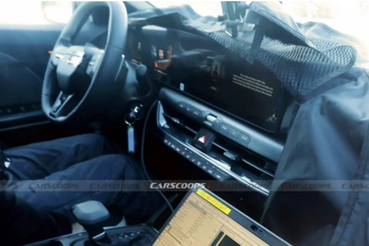 Phía đuôi xe có đèn hậu được thiết kế khá giống đèn pha, đi cùng dải đèn nằm ngang vắt qua nắp cốp. Bộ ống xả dưới gầm cho thấy, mẫu xe này sẽ được trang bị động cơ đốt trong dưới nắp ca-pô.