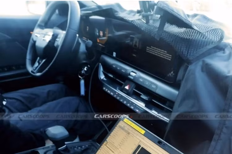 Phía đuôi xe có đèn hậu được thiết kế khá giống đèn pha, đi cùng dải đèn nằm ngang vắt qua nắp cốp. Bộ ống xả dưới gầm cho thấy, mẫu xe này sẽ được trang bị động cơ đốt trong dưới nắp ca-pô.