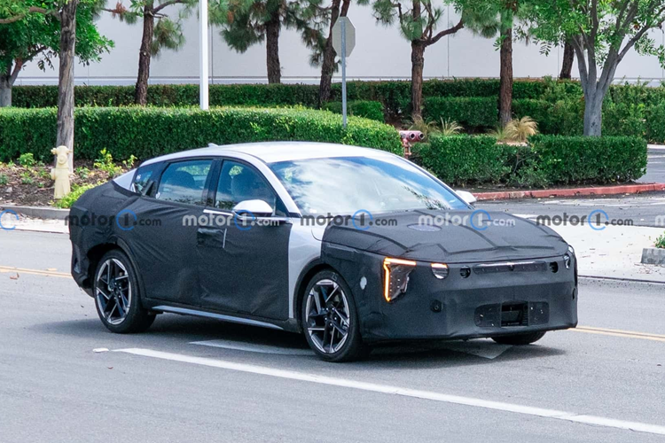 Vì chỉ là ảnh chụp từ bên ngoài nên không thấy rõ chi tiết nội thất. Dường như khoang cabin của K4 sẽ có một màn hình cỡ lớn ôm gọn cả màn hình thông tin cho tài xế và màn hình giải trí, giống thiết kế của K3 mới ở Mexico.