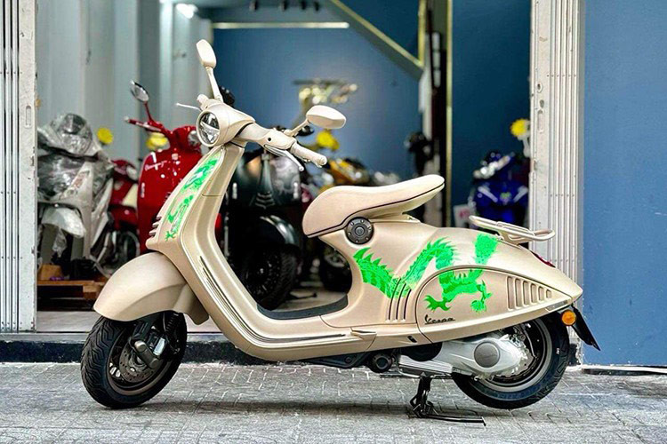 Khá thú vị, theo thông tin chúng tôi tìm hiểu có được, biển số 59-G1-555.55 trên Vespa 946 bản rồng này từng xuất hiện trên 1 chiếc xe 2 thì là Yamaha Z125R, nhưng nay lại xuất hiện trên chiếc xe Vespa 946 Dragon và được 1 hotgirl ở TP HCM đăng tải lên mạng xã hội.