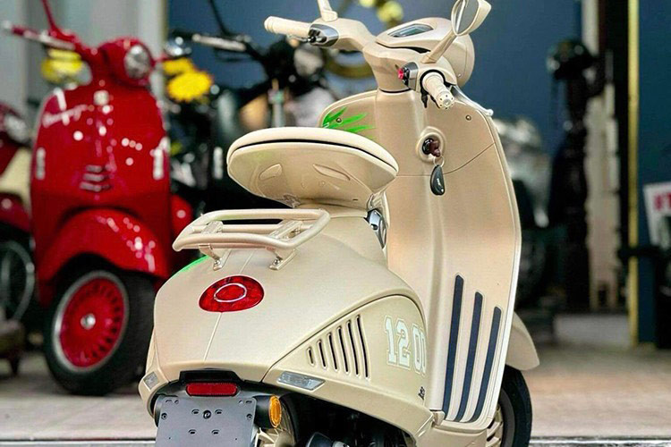 So với các phiên bản Vespa 946 trước đó, mẫu xe này được khoác lên dàn áo màu vàng hoàng kim sang trọng, thể hiện sức mạnh vô song của Rồng cùng họa tiết rồng màu xanh ngọc lục bảo xuất hiện dọc từ yếm cho đến đuôi xe.