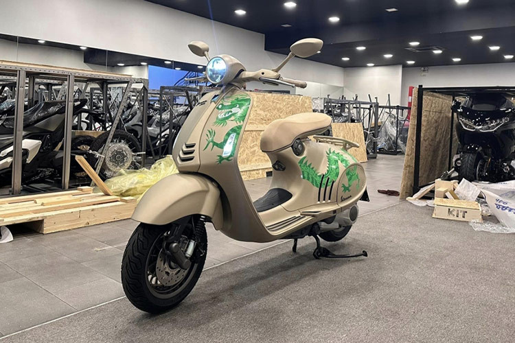 Không rõ chủ nhân phải bỏ ra bao nhiêu tiền để tậu chiếc Vespa 946 Dragon này, nhưng ước tính giá xe không dưới 2 tỷ đồng. Được biết khi mới về Việt Nam vào hồi tháng 4 năm nay, xe được các đại lý tư nhân chào bán hơn 700 triệu và phía chính hãng niêm yết giá bán là 455 triệu đồng. 