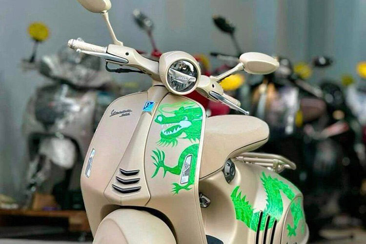 Vespa 946 Dragon được trang bị động cơ 4 kỳ thuộc họ máy 3V ie. cũ thay vì iGet đời mới, với dung tích 125 hoặc 150cc tuỳ thuộc vào từng thị trường. So với các dòng Vespa khung nhỏ khác dùng chung động cơ, Vespa 946 Dragon 2024 nổi bật hơn.