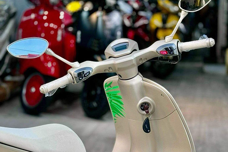 Vespa 946 Dragon sở hữu một số trang bị hiện đại có thể kể đến như: hệ thống đèn LED, phanh đĩa trước sau có ABS và bảng đồng hồ LCD hiển thị các thông tin cần thiết... khác biệt so với các phiên bản trước đó.