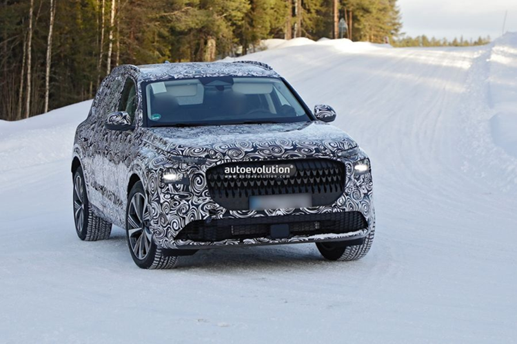 Thân xe của Q9 mang phong cách thể thao hơn so với đối thủ BMW X7, một phần nhờ vào đường mái dốc và các cột D góc cạnh. Ở phía sau, cụm đèn hậu của Audi Q9 được thiết kế nổi khối, nối với nhau bằng dải đèn vắt ngang qua cửa cốp và kết hợp với các đường cắt xẻ bên hông xe, tạo nên một tổng thể hài hòa và liền mạch.