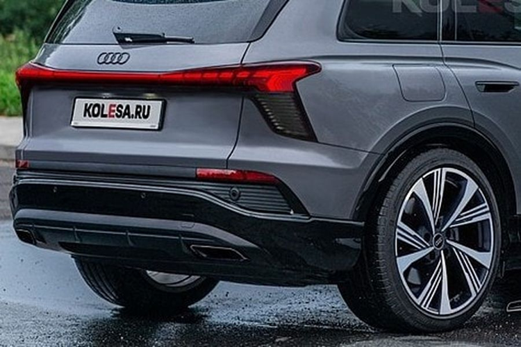 Theo dự đoán của Kolesa, phần đầu Audi Q9 được trang bị lưới tản nhiệt cỡ lớn, lớn hơn cả của X7 nhưng lại có vẻ ưa nhìn hơn. Hệ thống đèn pha phía trước được chia làm 2 tầng, gồm dải đèn chiếu sáng ban ngày nằm sát bên dưới nắp ca-pô và cụm đèn chiếu sáng chính nằm gần hốc gió hai bên.