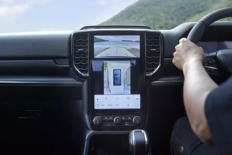 Xe được trang bị vành hợp kim 20 inch sơn màu đen, đèn pha LED tự động bật/tắt, đèn LED định vị ban ngày hình chữ "C", đèn hậu LED, cần gạt nước tự động, cửa cốp đóng/mở chỉnh điện, tích hợp cảm biến đá cốp và gương chiếu hậu gập điện/chỉnh điện.