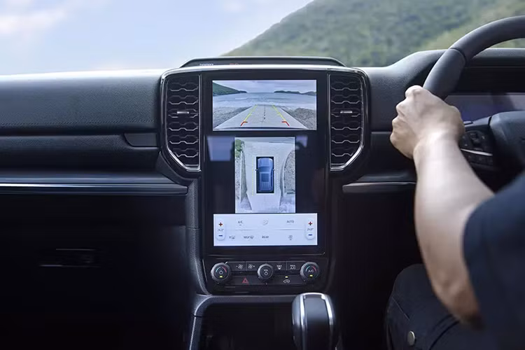 Xe được trang bị vành hợp kim 20 inch sơn màu đen, đèn pha LED tự động bật/tắt, đèn LED định vị ban ngày hình chữ "C", đèn hậu LED, cần gạt nước tự động, cửa cốp đóng/mở chỉnh điện, tích hợp cảm biến đá cốp và gương chiếu hậu gập điện/chỉnh điện.