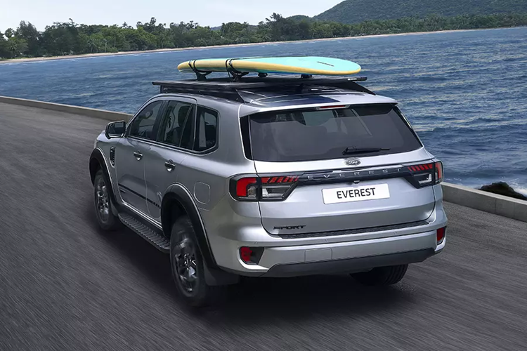 Ford Everest Sport 2024 ở Thái Lan có 6 tùy chọn màu sắc, bao gồm bạc, xám, xanh dương, nâu, đen và trắng. Giá của mẫu xe này khởi điểm từ 1,6 triệu Baht (khoảng 1,158 tỷ đồng). Rất có thể trong thời gian tới, mẫu xe này cũng sẽ được bán ở thị trường Việt Nam.