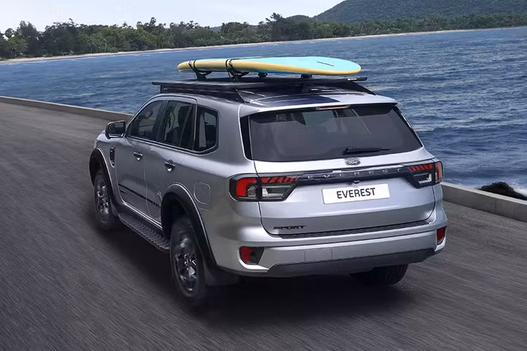Ford Everest Sport 2024 ở Thái Lan có 6 tùy chọn màu sắc, bao gồm bạc, xám, xanh dương, nâu, đen và trắng. Giá của mẫu xe này khởi điểm từ 1,6 triệu Baht (khoảng 1,158 tỷ đồng). Rất có thể trong thời gian tới, mẫu xe này cũng sẽ được bán ở thị trường Việt Nam.