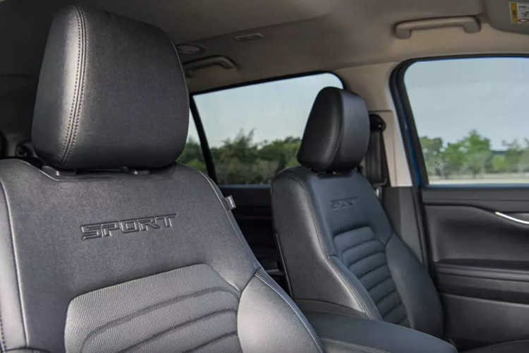 Bên trong xe, mẫu xe này đi kèm ghế bọc da tổng hợp màu đen, ghế trước chỉnh điện 8 hướng, sạc điện thoại không dây, hỗ trợ kết nối Apple CarPlay/Android Auto không dây, ra lệnh bằng giọng nói, hệ thống âm thanh 8 loa, gương chiếu hậu tự động chống chói, điều hòa tự động 2 vùng độc lập và đèn viền nội thất.