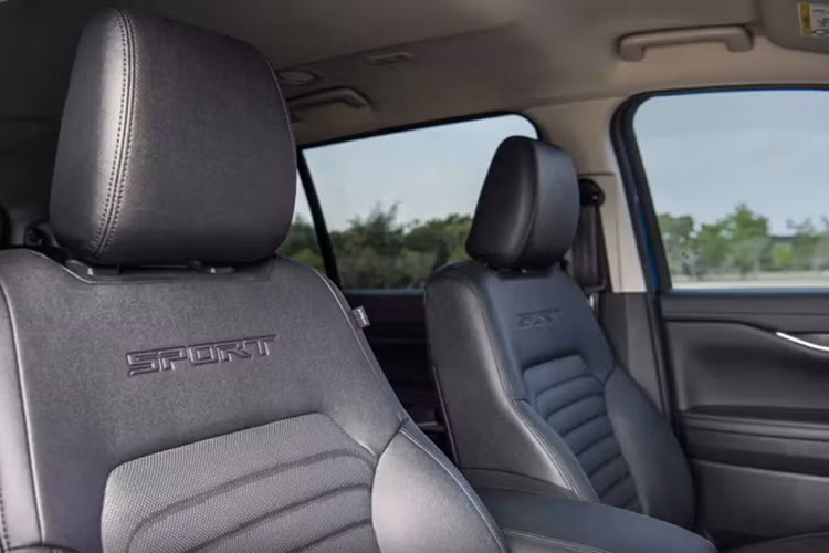 Bên trong xe, mẫu xe này đi kèm ghế bọc da tổng hợp màu đen, ghế trước chỉnh điện 8 hướng, sạc điện thoại không dây, hỗ trợ kết nối Apple CarPlay/Android Auto không dây, ra lệnh bằng giọng nói, hệ thống âm thanh 8 loa, gương chiếu hậu tự động chống chói, điều hòa tự động 2 vùng độc lập và đèn viền nội thất.