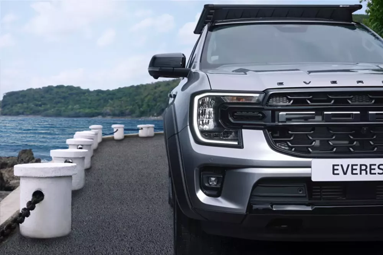 Tiếp theo đó là hệ thống tự động kiểm soát tốc độ để giữ khoảng cách an toàn, hệ thống kiểm soát làn đường, đèn pha tự động thông minh, phanh khẩn cấp tự động có thể phát hiện người đi bộ, cảnh báo tiền va chạm, phanh tự động sau va chạm