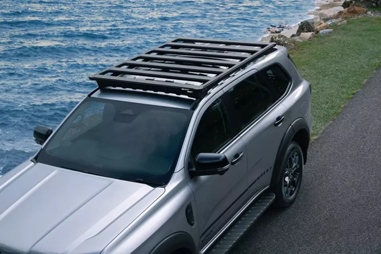 Hệ thống cảnh báo lệch làn đường, phát hiện phương tiện khác trong điểm mù/khi ra khỏi chỗ đỗ, hệ thống ngăn va chạm khi lùi và camera 360 độ. Ngoài những thay đổi trên, Ford Everest Sport 2024 ở thị trường Thái Lan vẫn sở hữu trang bị và động cơ như cũ.