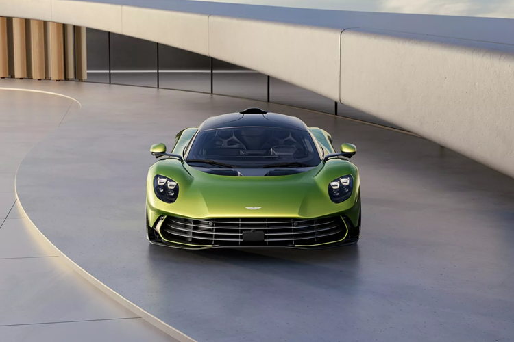 Ngoài việc là chiếc Aston Martin đầu tiên được bán dưới dạng xe Plug-in Hybrid, Valhalla còn được trang bị hộp số ly hợp kép tám cấp mới của thương hiệu này. Nhờ hơn 1.000 mã lực và hệ dẫn động bốn bánh toàn thời gian, Valhalla sẽ tăng tốc từ 0 – 100 km/h trong 2,5 giây và đạt tốc độ tối đa 350 km/h.