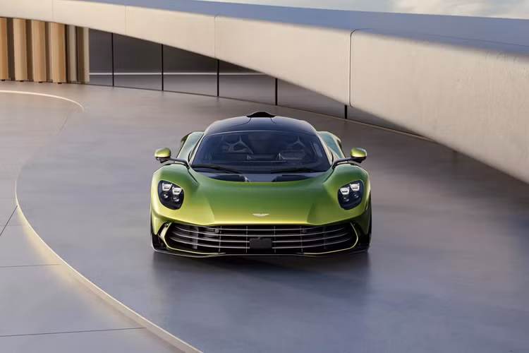 Ngoài việc là chiếc Aston Martin đầu tiên được bán dưới dạng xe Plug-in Hybrid, Valhalla còn được trang bị hộp số ly hợp kép tám cấp mới của thương hiệu này. Nhờ hơn 1.000 mã lực và hệ dẫn động bốn bánh toàn thời gian, Valhalla sẽ tăng tốc từ 0 – 100 km/h trong 2,5 giây và đạt tốc độ tối đa 350 km/h.