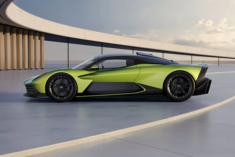 Các kỹ sư cũng đã thiết kế trục cam và ống xả mới cho động cơ 4.0 lít và bộ tăng áp lớn hơn so với trang bị tương tự trên DBX707. Việc kết hợp ba động cơ điện cho phép Aston Martin cung cấp mô-men xoắn cho Valhalla trên trục trước trong khi bộ vi sai chống trượt điện tử được tìm thấy ở phía sau.