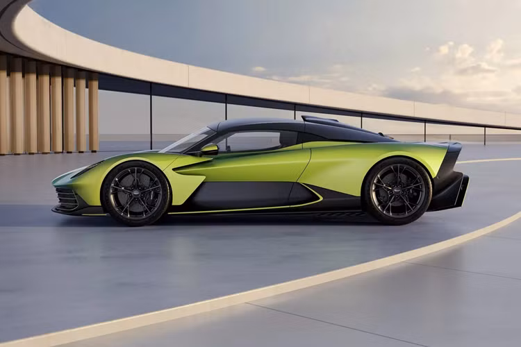 Các kỹ sư cũng đã thiết kế trục cam và ống xả mới cho động cơ 4.0 lít và bộ tăng áp lớn hơn so với trang bị tương tự trên DBX707. Việc kết hợp ba động cơ điện cho phép Aston Martin cung cấp mô-men xoắn cho Valhalla trên trục trước trong khi bộ vi sai chống trượt điện tử được tìm thấy ở phía sau.