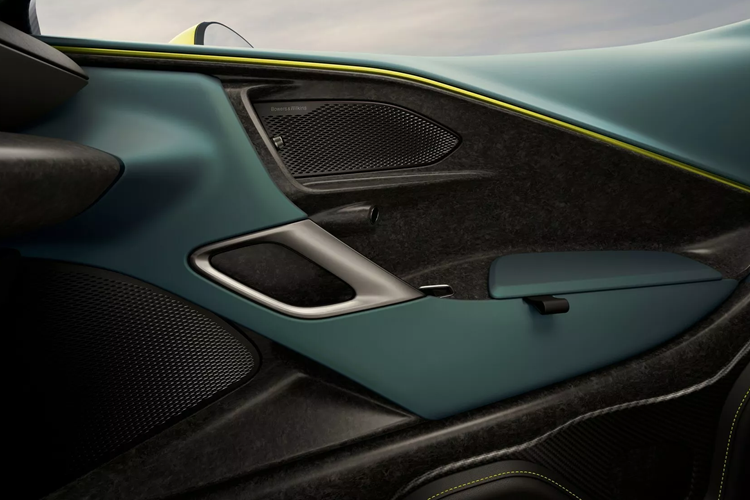 Hệ thống treo thanh đẩy Trick với lò xo và bộ giảm chấn bên trong được tìm thấy ở phía trước, trong khi ở phía sau là bộ giảm chấn thích ứng Bilstein DTX được thiết kế riêng. Hệ thống phanh được xử lý bằng đĩa gốm carbon ở cả bốn góc bao gồm các đĩa 410 mm ở phía trước và các đĩa 290 mm ở phía sau.