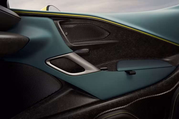 Hệ thống treo thanh đẩy Trick với lò xo và bộ giảm chấn bên trong được tìm thấy ở phía trước, trong khi ở phía sau là bộ giảm chấn thích ứng Bilstein DTX được thiết kế riêng. Hệ thống phanh được xử lý bằng đĩa gốm carbon ở cả bốn góc bao gồm các đĩa 410 mm ở phía trước và các đĩa 290 mm ở phía sau.