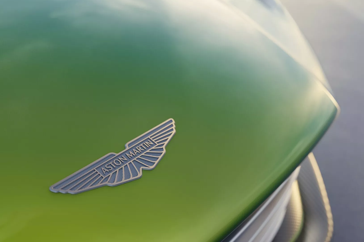 Aston Martin còn có các mẫu xe V8 khác trong dòng sản phẩm của mình, nhưng động cơ của Valhalla có một chút khác biệt. Đáng chú ý nhất là xe có hệ thống bôi trơn bằng cacte khô và được trang bị trục khuỷu phẳng 180 độ.