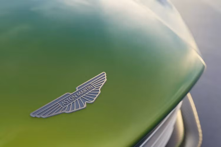 Aston Martin còn có các mẫu xe V8 khác trong dòng sản phẩm của mình, nhưng động cơ của Valhalla có một chút khác biệt. Đáng chú ý nhất là xe có hệ thống bôi trơn bằng cacte khô và được trang bị trục khuỷu phẳng 180 độ.