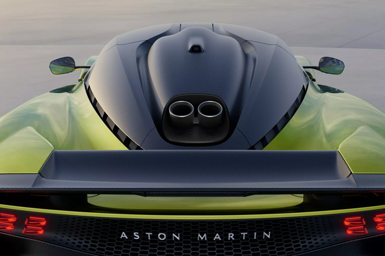 Vô lăng bằng sợi carbon phẳng trên và phẳng dưới bắt mắt, cũng như cụm đồng hồ kỹ thuật số lớn và màn hình thông tin giải trí lớn. Nhóm của Aston Martin cũng đã tạo ra đồ họa đặc biệt cho các màn hình này.